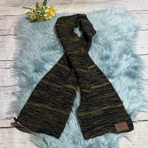 Modelo Black and Gold Scarf